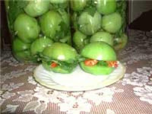 Рецепт зеленых фаршированных помидор с чесноком и перцем. Острые фаршированные зеленые помидоры на зиму.