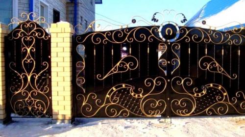 Как правильно ухаживать за коваными калитками с профнастилом Как правильно ухаживать за коваными калитками с профнастилом