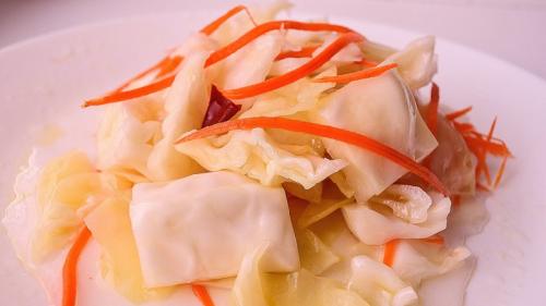 Быстрая засолка капусты кусками. Засолка капусты, порезанной крупными кусками