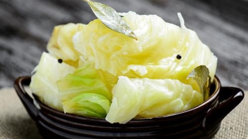Быстрая засолка капусты кусками. Засолка капусты, порезанной крупными кусками