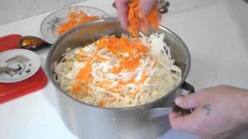 Очень понравилось квасить капусту в трехлитровой банке. Квашеная капуста в 3-х литровой банке в собственном соку без воды 02