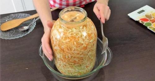 Быстрая квашеная капуста в трехлитровой банке. Квашеная капуста с рассолом 09