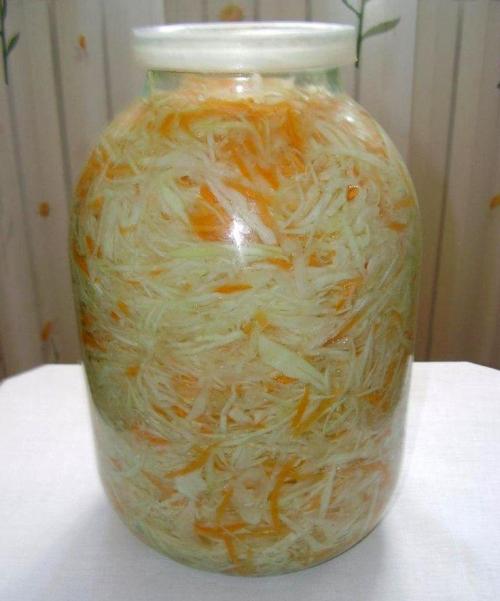 Быстрая квашеная капуста в трехлитровой банке. Квашеная капуста с рассолом 10