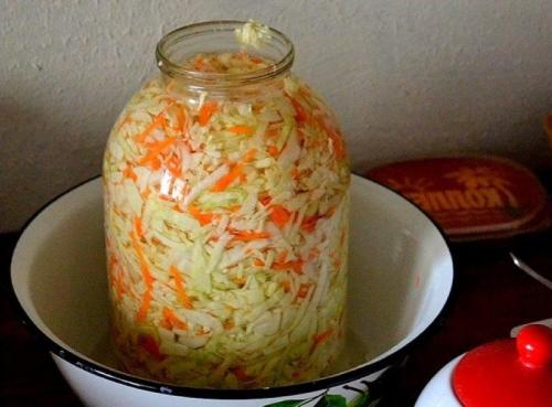 Быстрая квашеная капуста в трехлитровой банке. Квашеная капуста с рассолом 08