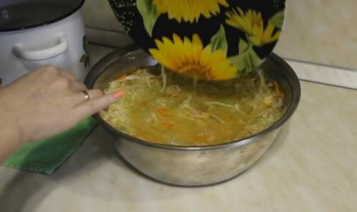 Сколько соли на 3 литровую банку капусты. Вкусная и хрустящая квашеная капуста на зиму — рецепт на 3 литровую банку