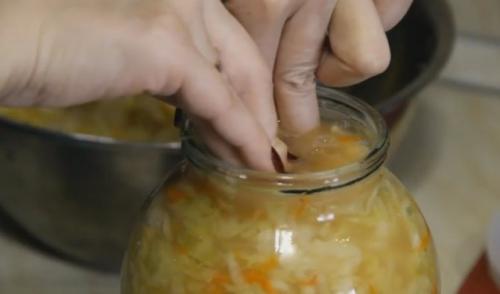 Сколько соли на 3 литровую банку капусты. Вкусная и хрустящая квашеная капуста на зиму — рецепт на 3 литровую банку