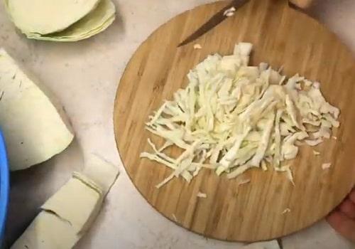 Квашеная капуста в трехлитровой банке без сахара. Квашеная капуста без соли и сахара — классические рецепты