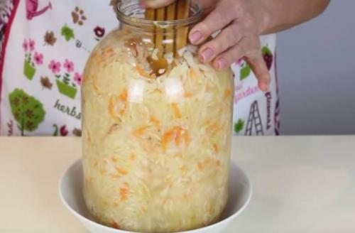 Квашеная капуста без уксуса и воды. Вкусная и хрустящая квашеная капуста на зиму: классический рецепт