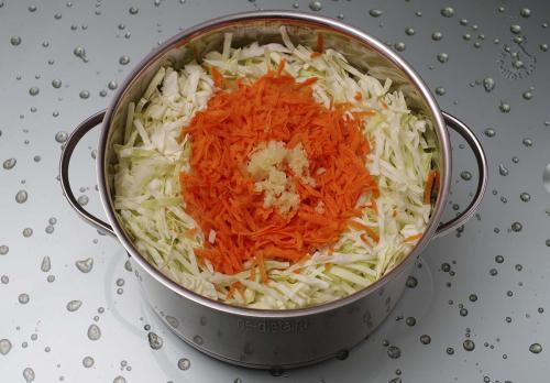 Быстрая квашеная капуста в кастрюле. Как приготовить домашнюю хрустящую квашеную капусту — рецепт квашеной капусты быстрого приготовления с уксусом за 1 сутки с фото