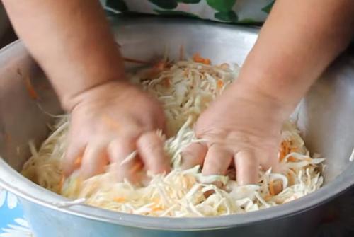 Быстрая квашеная капуста в банке. Хрустящая и сочная квашеная капуста быстрого приготовления в банке без уксуса