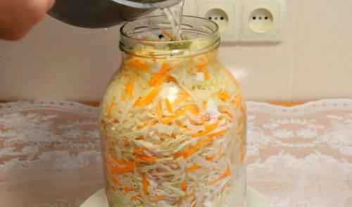 Квашеная капуста в банке за сутки. Квашеная капуста быстрого приготовления в банке