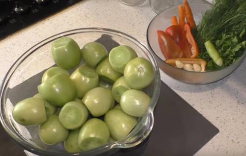Зеленые помидоры на зиму в банках — 8 вкусных простых рецептов