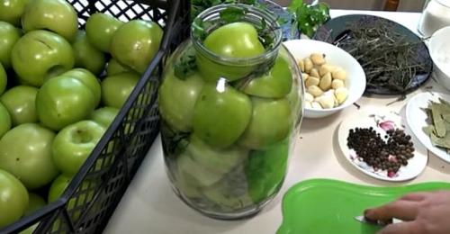Как солить зеленые помидоры в банках. Рецепт «пальчики оближешь»
