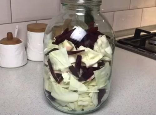 Сладкая маринованная капуста со свеклой. Маринованная капуста со свеклой быстрого приготовления – лучшие рецепты