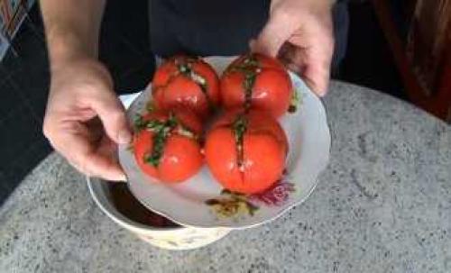 Вкусный и полезный рецепт: помидоры фаршированные укропом и чесноком 07