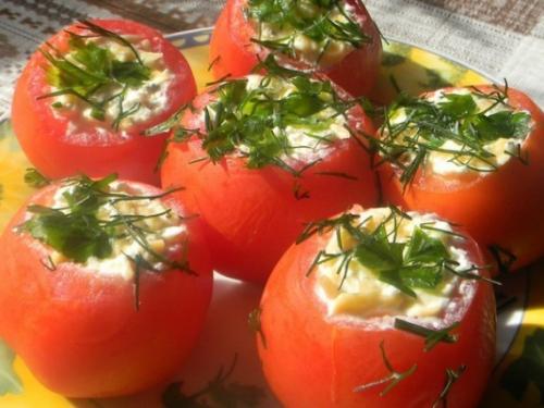 Как подавать помидоры фаршированные укропом и чесноком. Помидоры, фаршированные сыром и чесноком