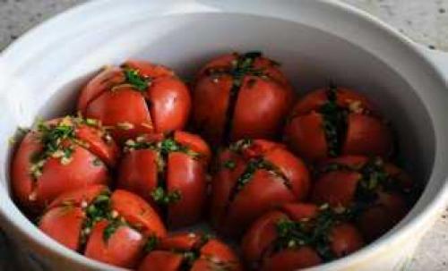 Вкусный и полезный рецепт: помидоры фаршированные укропом и чесноком 06