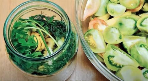 Зеленые помидоры дольками с чесноком и петрушкой. Зеленые помидоры дольками на зиму — рецепт пальчики оближешь