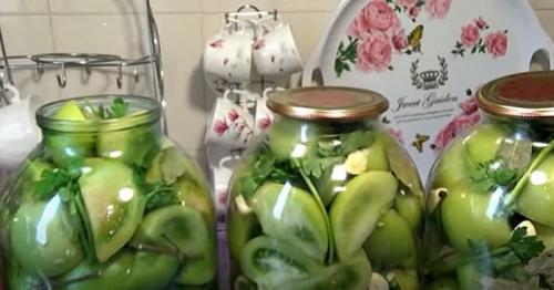 Зеленые помидоры с зеленью и чесноком. «Пальчики оближешь»