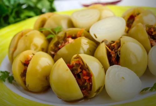 Зеленые помидоры, фаршированные зеленью и чесноком. Зеленые помидоры фаршированные чесноком на зиму — 7 рецептов, пальчики оближешь!