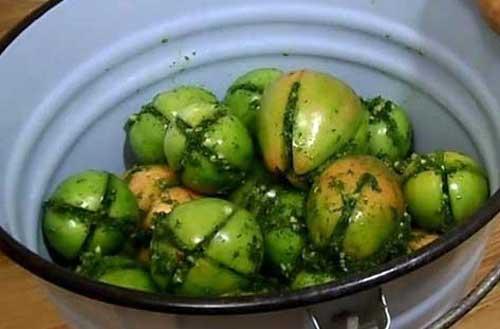 Зеленые помидоры, фаршированные зеленью и чесноком