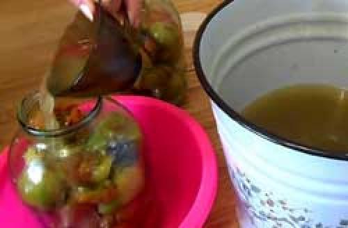 Зеленые помидоры, фаршированные зеленью и чесноком