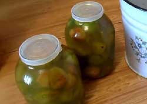 Зеленые помидоры, фаршированные зеленью и чесноком