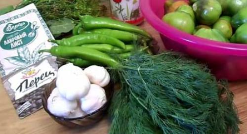 Зеленые помидоры, фаршированные зеленью и чесноком