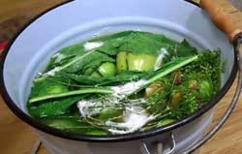 Зеленые помидоры, фаршированные зеленью и чесноком