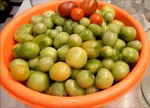 Зеленые помидоры, фаршированные зеленью и чесноком