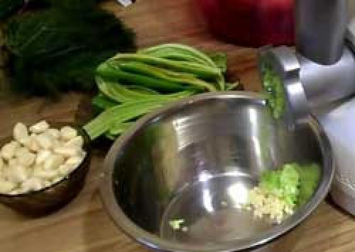 Зеленые помидоры, фаршированные зеленью и чесноком