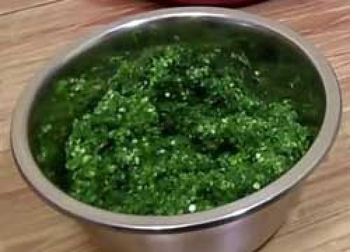 Зеленые помидоры, фаршированные зеленью и чесноком