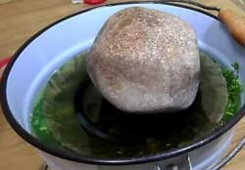 Зеленые помидоры, фаршированные зеленью и чесноком