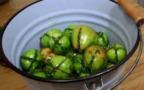 Зеленые помидоры, фаршированные зеленью и чесноком