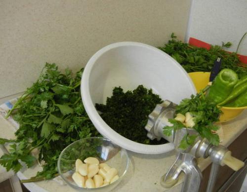 Абхазская Зелёная аджика с грецким орехом. Как приготовить зелёную абхазскую аджику в домашних условиях?