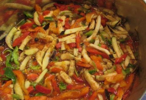 Лечо из баклажан помидор и перца на зиму. Лечо из перца, помидоров и баклажанов на зиму