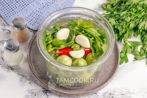 Вкусные и простые: рецепт соленых зеленых помидоров с острой начинкой 02