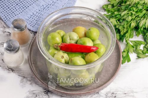 Вкусные и простые: рецепт соленых зеленых помидоров с острой начинкой 01