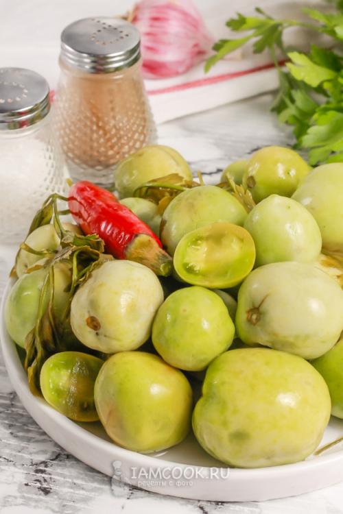 Вкусные и простые: рецепт соленых зеленых помидоров с острой начинкой 08