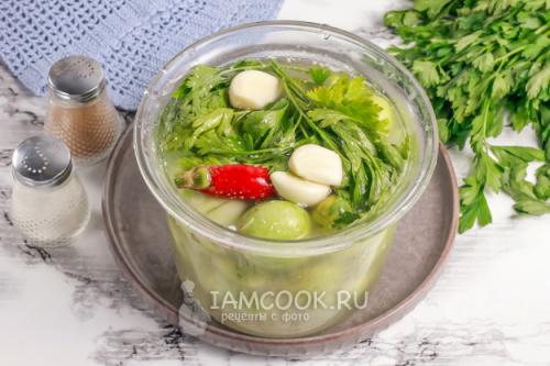 Вкусные и простые: рецепт соленых зеленых помидоров с острой начинкой 05