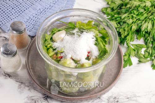 Вкусные и простые: рецепт соленых зеленых помидоров с острой начинкой 03