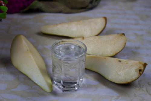 Самогон из груш желательно не делать. Два рецепта грушевого самогона (с дрожжами и без)