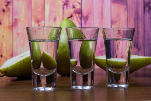 Самогон из груш желательно не делать. Два рецепта грушевого самогона (с дрожжами и без)