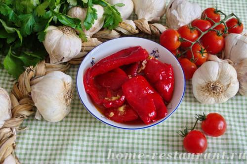 Перец в томатном соусе с чесноком на зиму.