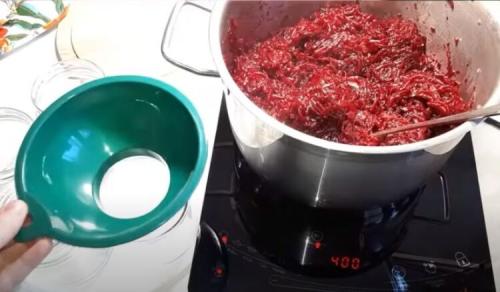 Классический рецепт заготовки борща в банках на зиму. Борщ в банках на зиму: простые рецепты приготовления 13