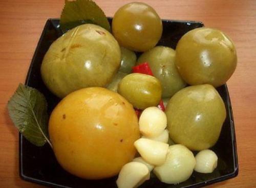 Какие ингредиенты нужны для приготовления зеленых помидоров с чесноком и зеленью без закатки. Зелёные помидоры рецепты быстро без закатки