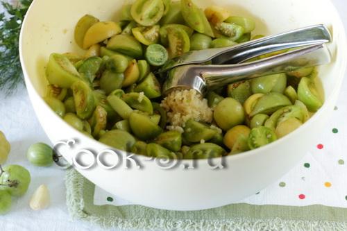 Вкусные и полезные: зеленые помидоры с чесноком и зеленью без закатки 04