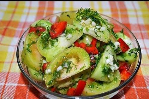 Какие ингредиенты нужны для приготовления зеленых помидоров с чесноком и зеленью без закатки. Зелёные помидоры рецепты быстро без закатки