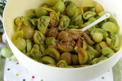 Вкусные и полезные: зеленые помидоры с чесноком и зеленью без закатки 03