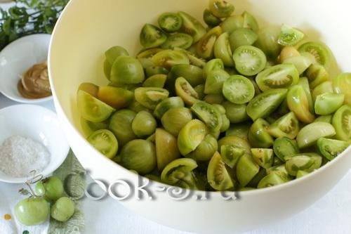 Вкусные и полезные: зеленые помидоры с чесноком и зеленью без закатки 01